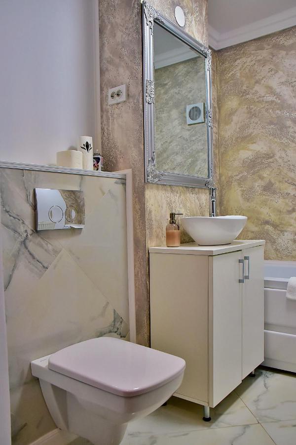 Apartament Ilev Roman Exterior photo